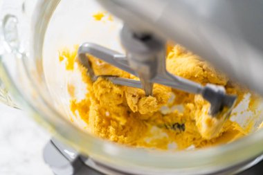 Beyaz çikolatalı limonlu kurabiye. Limonlu kurabiyeleri beyaz çikolatayla karıştırmak için mutfak malzemelerini karıştırıyorum..