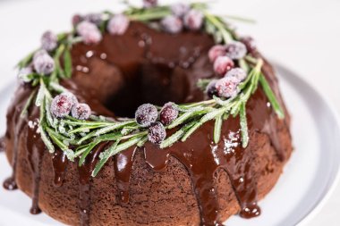 Çikolatalı kek. Çikolata kremalı. Taze yaban mersinli ve biberiyeli..