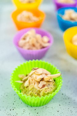 Hamur kepçesiyle top kek hamuru pişirip silikon kek dilimlerinden limon haşhaşlı çöreğe dönüştürüyor..