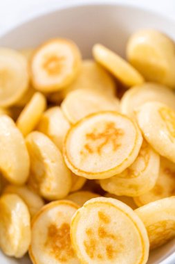 Beyaz kasede taze yapılmış mini krep gevreği..