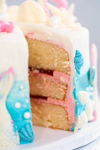 Aufschneiden Von Meerjungfrauenkuchen Mit Schichten Vanille Auf Einem Kuchenständer — Stockfoto