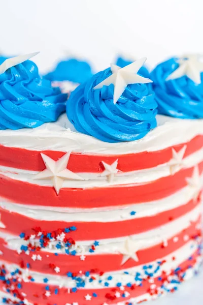 빨간색 파란색 버터크림이 초콜릿 케이크를 — 스톡 사진