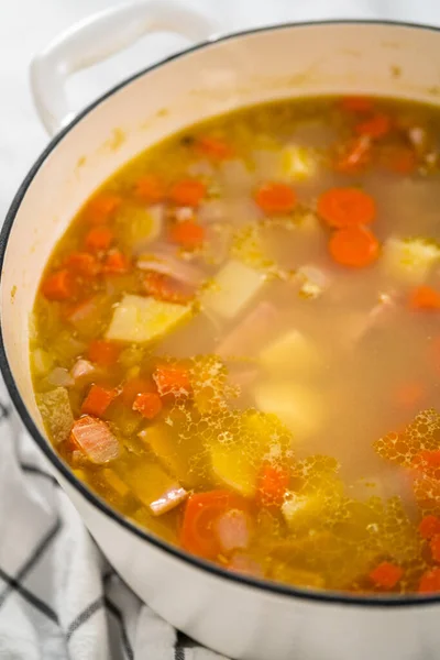 Приготовление Горохового Супа Эмалированной Чугунной Печи — стоковое фото