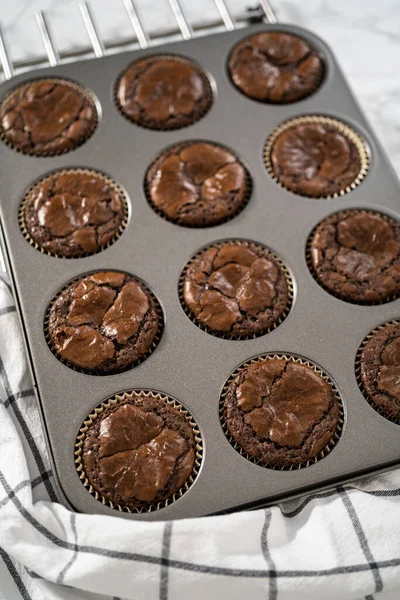 Kylning Nybakad Choklad Pepparmynta Muffins Köksbänk — Stockfoto