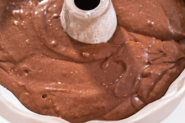 Σοκολάτα Κέικ Κτύπημα Ένα Μεταλλικό Bundt Κέικ Τηγάνι Έτοιμο Για — Φωτογραφία Αρχείου