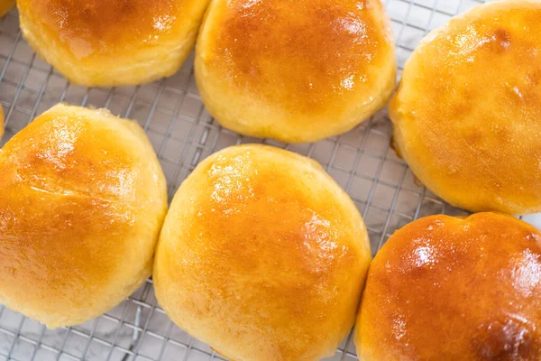 Cooling Freshly Baked Brioche Buns Kitchen Cooling Rack — Stock Photo, Image