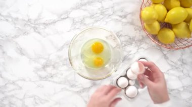 Zaman aşımı. Düz yatıyordu. Adım adım. Limonlu kek hazırlamak için karıştırma kabındaki malzemeleri karıştırıyorum..