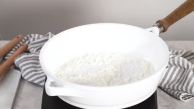 Adım adım. Çubuksuz tavada hindistan cevizi gevreği kızartıyorum..