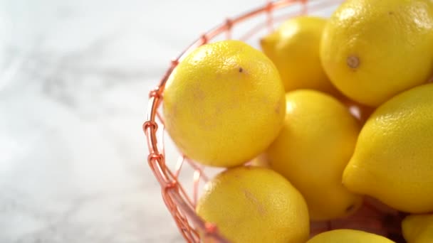Steg För Steg Färska Ekologiska Citroner Trådkorg Marmoryta — Stockvideo