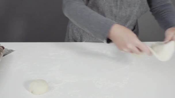 Walcowanie Ciasta Chlebowego Francuskim Wałkiem Chleba Płaskiego Domowej Roboty — Wideo stockowe