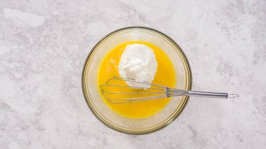 Düz yatıyordu. Adım adım. Fünyeli kek pişirmek için karıştırma kabındaki malzemeleri karıştırıyorum..