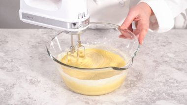 Adım adım. Fünyeli kek pişirmek için karıştırma kabındaki malzemeleri karıştırıyorum..
