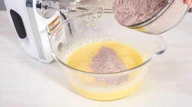 Adım adım. Çikolatalı kekle çikolatalı keki karıştırmak için bardaktaki malzemeleri karıştırıyorum..