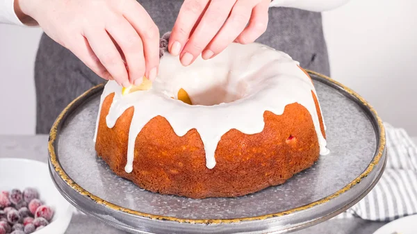 차근차근 레몬크랜 베리를 장식하는 케이크에 설탕크랜 베리와 쐐기를 케이크 받침대 — 스톡 사진