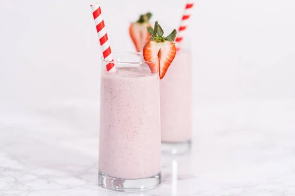 新鲜的健康早餐草莓香蕉冰沙 用新鲜草莓和纸草装饰 — 图库照片