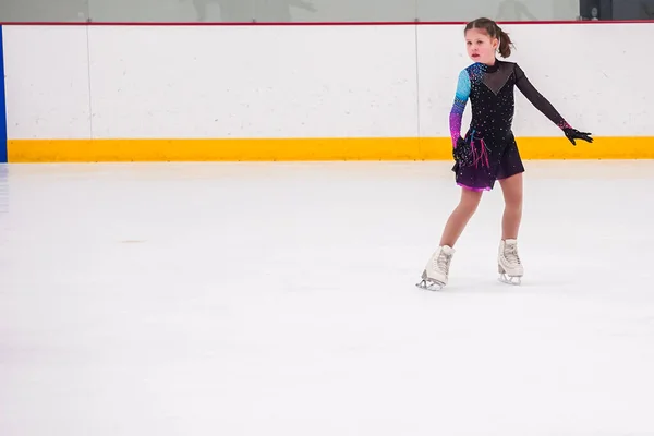 小女孩在室内溜冰场的花样滑冰比赛前练习 — 图库照片