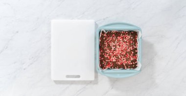 Düz yatıyordu. Mutfak tezgahında naneli çikolatalı naneli kekler serinletiyor..