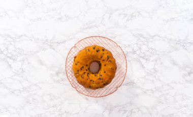 Düz yatıyordu. Mutfak tezgahında taze pişmiş çikolatalı balkabaklı kek..