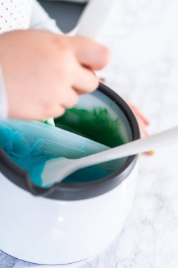 Çikolata parçalarını eritmek, çikolata denizkızı kuyruğu yapmak için eritmek..