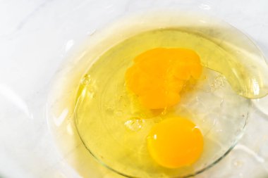 Nane şekerli kek hazırlamak için büyük bir bardakta ıslak malzemeler karıştırıyorum..