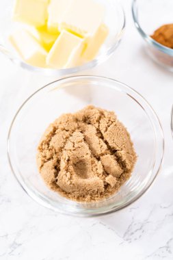 Tarçın kırıntısı hazırlamak için cam karıştırma kabındaki ölçülü malzemeler..