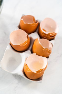 Limonlu yaban mersinli kek pişirmek için büyük bir bardakta ıslak malzemeler karıştırıyorum..