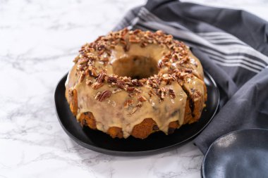 Ev yapımı çikolatalı balkabaklı kek dilimliyorum..