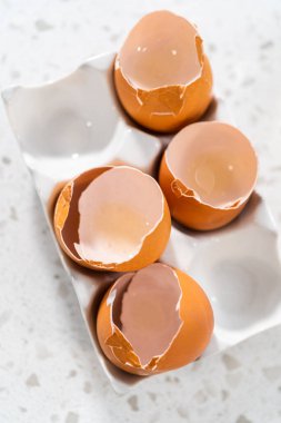 Basit bir vanilyalı kek pişirmek için ıslak malzemeleri küçük bir bardakta karıştırıyorum..