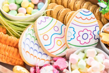Paskalya şekerleri, kurabiyeler ve şekerlemelerle şarküteri kurulumu.