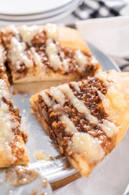 Krem peynirli taze tarçınlı tatlı pizza..