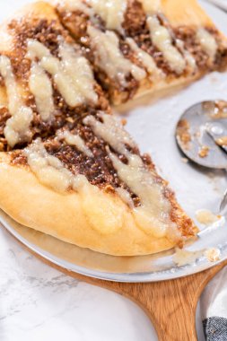 Krem peynirli taze tarçınlı tatlı pizza..