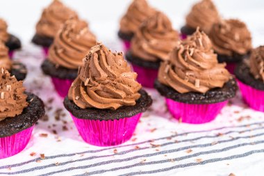 Çikolatalı keklerin üstüne çikolata ganache kreması dökerek..