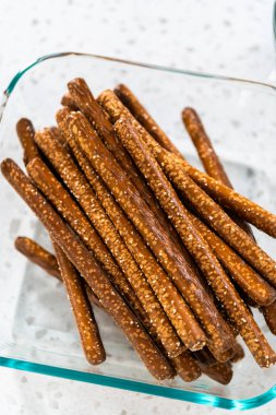 Çikolata kaplı çubuk çubuk çubuk çubuk şeker yapmak için cam karıştırma kabında ölçülmüş malzemeler..