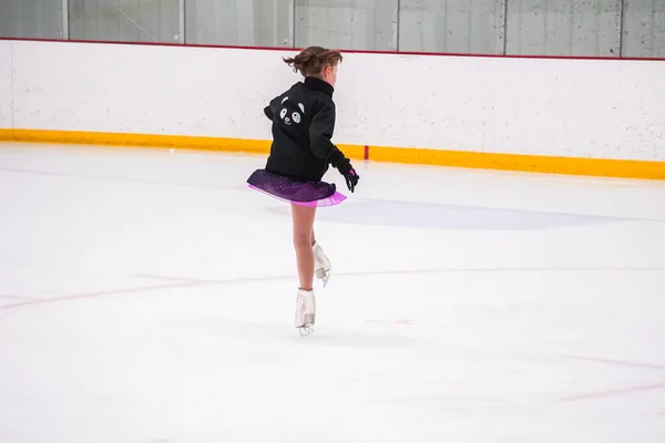 Menina Praticando Antes Sua Competição Patinação Artística Pista Gelo Interior — Fotografia de Stock