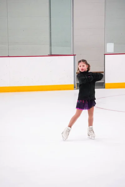 Klein Meisje Oefenen Voor Haar Kunstschaatsen Competitie Indoor Ijsbaan — Stockfoto