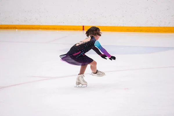 Egy Kislány Aki Műkorcsolyaverseny Előtt Gyakorol Jégpályán — Stock Fotó