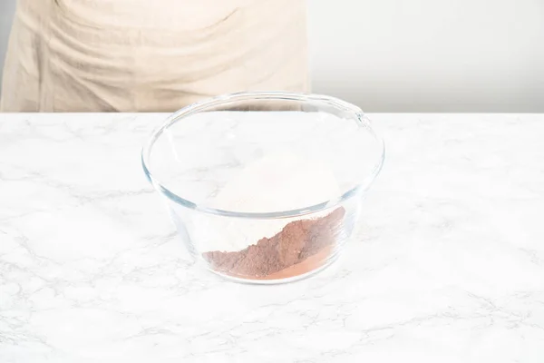 Mieszanie Składników Szklanej Misce Mieszania Pieczenia Czekoladowych Babeczek — Zdjęcie stockowe