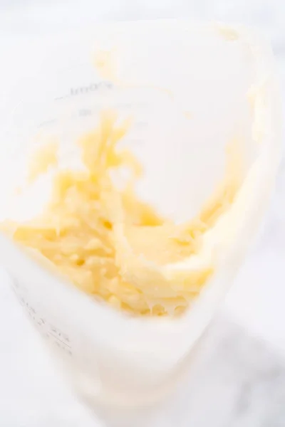 硅胶量杯中的乳酪细雨酱汁 — 图库照片