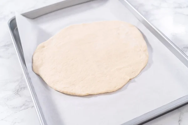 Parşömen Kağıdıyla Kaplı Bir Kabın Üzerinde Tarçınlı Tatlı Pizzası Hazırlıyorum — Stok fotoğraf