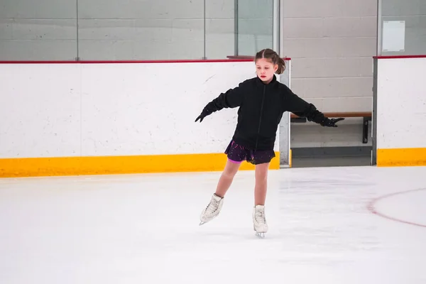 Menina Praticando Antes Sua Competição Patinação Artística Pista Gelo Interior — Fotografia de Stock