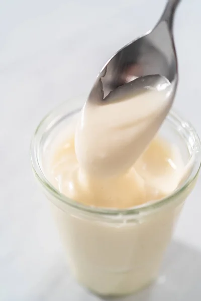 Crème Kaas Glazuur Kleine Glazen Jat — Stockfoto