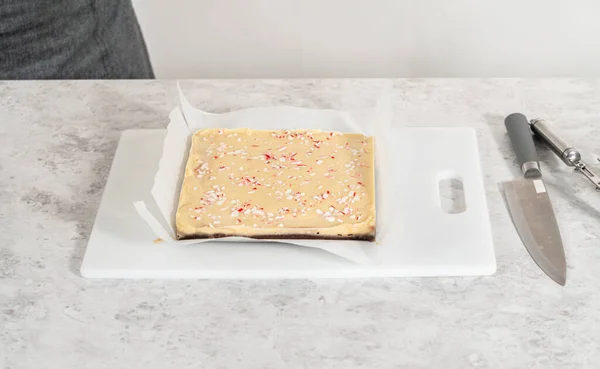 Removendo Doce Fudge Cana Uma Panela Cheesecake Quadrado Forrado Com — Fotografia de Stock