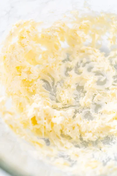 在一个大的玻璃搅拌碗中混合配料 准备奶油奶酪细雨酱汁 — 图库照片