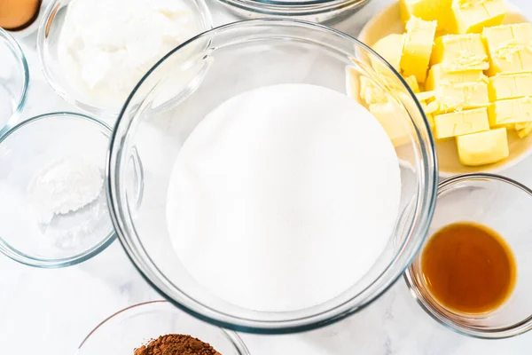 Measured Ingredients Glass Mixing Bowls Bake Red Velvet Bundt Cake — Foto de Stock