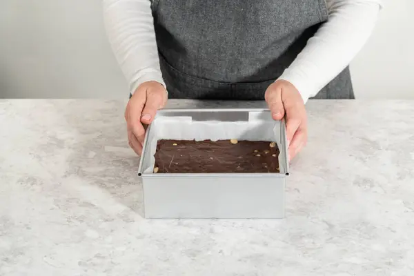 Čerstvě Vyrobený Domácí Čokoládový Makadamový Pomazánek Hranaté Pánvi Pečení Pergamenovým — Stock fotografie