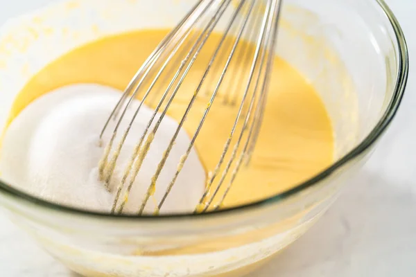 Mescolare Gli Ingredienti Bagnati Una Grande Ciotola Vetro Cuocere Torta — Foto Stock