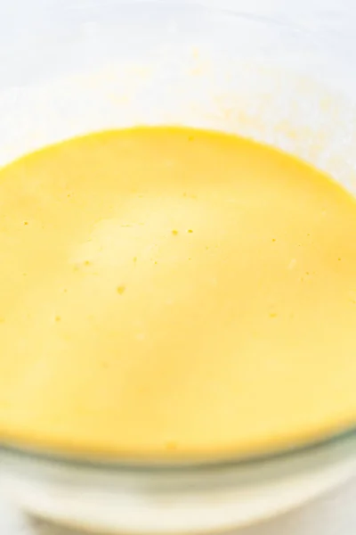 Mezclar Los Ingredientes Tazón Vidrio Grande Para Hornear Pastel Terciopelo —  Fotos de Stock