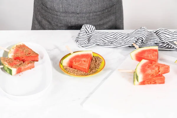 Dompelen Watermeloen Pops Chili Kalk Zout Mexicaanse Watermeloen Pops Bereiden — Stockfoto