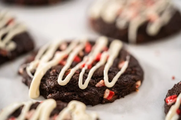 Свіже Запечене Шоколадне Печиво Ятними Чіпсами Білим Шоколадним Дрібкою Зверху — стокове фото