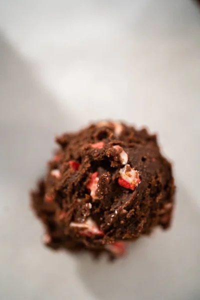 Скупать Шоколадное Печенье Тестом Испечь Шоколадное Печенье Мятными Чипсами — стоковое фото